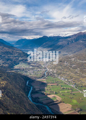 La Valtellina, vista panoramica. Foto aerea Foto Stock