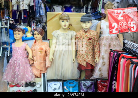 Punjabi, indiani ed asiatici di bambini vestiti tradizionali abiti per bambini e tuta su manichini in vetrina display, Southall, London, Regno Unito Foto Stock