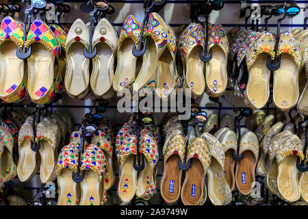 Tradizionali asiatici orientali e pompe di aletta, ricamati scarpe donna sul display Foto Stock
