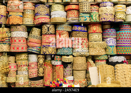 Asiatici e indiani rivestimenti di abbigliamento e condire le frontiere in oro e Brocade con cuciture colorate dettaglio sul display Foto Stock