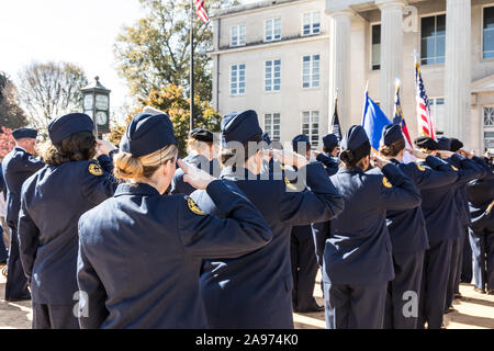 LINCOLNTON, NC, Stati Uniti d'America-11 NOV 2019: Immagine di giovani donne in uniforme (Lincolnton Marching Band) salutando la bandiera degli Stati Uniti. La foto è stata scattata dalla parte posteriore a 4 Foto Stock