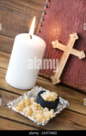 La Bibbia, candela e incenso Foto Stock