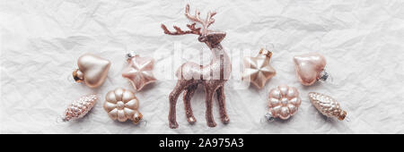 Composizione creativa con il Cerulean cervi e le decorazioni di Natale in colori pastello. Piatto, laici minimalismo. Banner Foto Stock