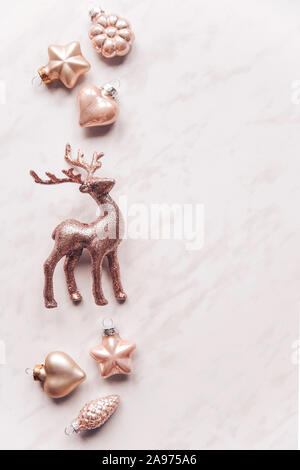 Composizione creativa con il Cerulean cervi e le decorazioni di Natale in colori pastello. Piatto, laici minimalismo. Foto Stock