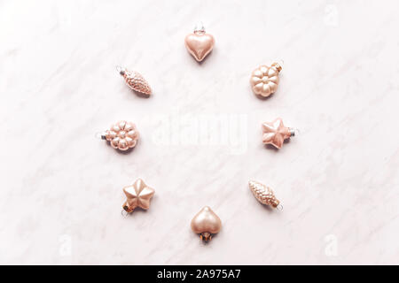 Composizione creativa della ghirlanda di Natale, cerchio da ornamenti decorativi. Piatto, laici pastello. Minimalismo. Foto Stock