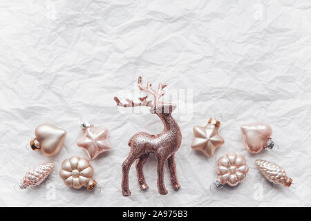 Composizione creativa con il Cerulean cervi e le decorazioni di Natale in colori pastello. Piatto, laici minimalismo. Foto Stock