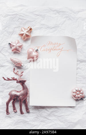 Composizione creativa con il Cerulean cervi e le decorazioni di Natale in colori pastello. Piatto, laici minimalismo. Foto Stock