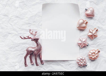 Composizione creativa con il Cerulean cervi e le decorazioni di Natale in colori pastello. Piatto, laici minimalismo. Foto Stock