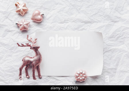 Composizione creativa con il Cerulean cervi e le decorazioni di Natale in colori pastello. Piatto, laici minimalismo. Foto Stock