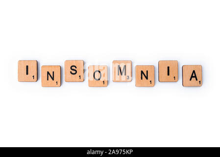 London, Regno Unito - 8 Luglio 2019: La parola insonnia, farro con lettera in legno piastrelle su uno sfondo bianco. Foto Stock