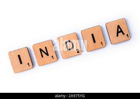 London, Regno Unito - 8 Luglio 2019: La parola INDIA, farro con lettera in legno piastrelle su uno sfondo bianco. Foto Stock