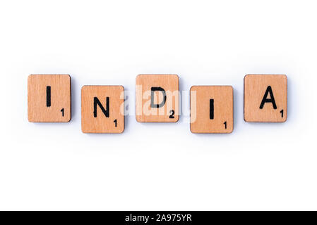 London, Regno Unito - 8 Luglio 2019: La parola INDIA, farro con lettera in legno piastrelle su uno sfondo bianco. Foto Stock