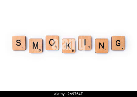 London, Regno Unito - 8 Luglio 2019: La parola fumatori, farro con lettera in legno piastrelle su uno sfondo bianco. Foto Stock