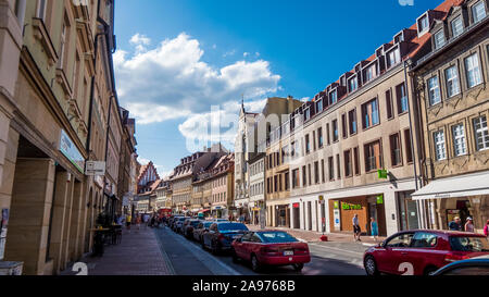 Bamberg 2019. Strada trafficata nella periferia della città. Siamo su un caldo e nuvoloso pomeriggio d'estate. Agosto 2019 a Bamberg. Foto Stock