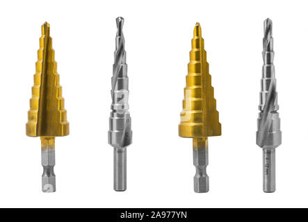 Gradino conico punte set. Argenteo unibits in acciaio per la foratura di diversi diametri di foro. O a spirale scanalati dritti utensili di taglio. Golden rivestimento in titanio. Foto Stock