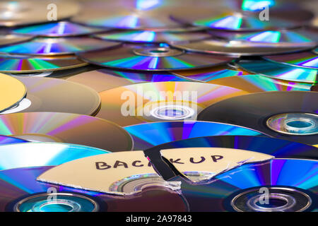 Compact disc parti. Shredded archivio digitale isolato su sfondo