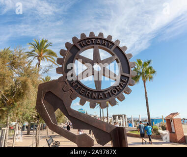 Il Rotary International monumento sulla promenade, Fuengirola, Costa del Sol, provincia di Malaga, Spagna. Una ruota è stata il simbolo del Rotary sin dal 1905. Per Foto Stock