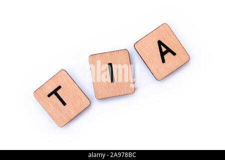 La sigla TIA - significato attacco ischemico transitorio - il termine medico per una mini-corsa, farro con lettera in legno piastrelle su uno sfondo bianco. Foto Stock