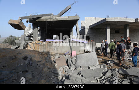 Rafah nella striscia di Gaza, Territori palestinesi. Xiii Nov, 2019. Palestinesi ispezionare la casa danneggiata distrutti in un attacco aereo israeliano a Rafah nel sud della striscia di Gaza Novembre 13, 2019 Credit: Abed Deeb/immagini APA/ZUMA filo/Alamy Live News Foto Stock