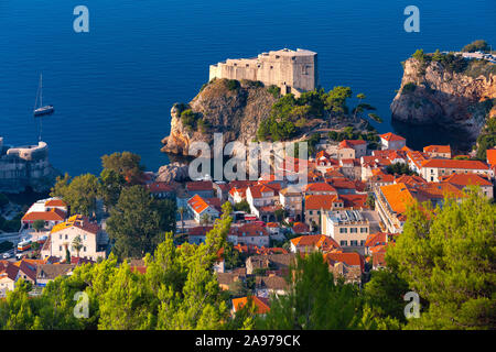 Vista aerea della fortezza di Lovrijenac o St Lawrence fortezza, spesso chiamato Dubrovnik s Gibilterra al mattino, Dubrovnik, Croazia Foto Stock