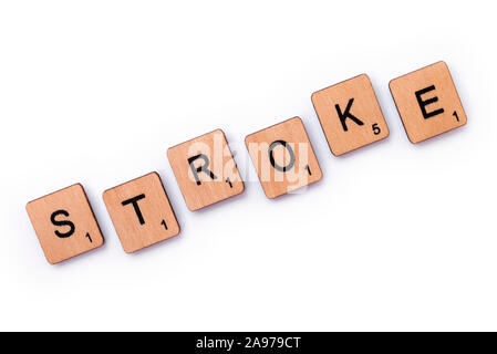 London, Regno Unito - 16 Giugno 2019: la parola Stroke, farro con lettera in legno piastrelle su uno sfondo bianco. Una corsa è una condizione medica in cui poveri bl Foto Stock