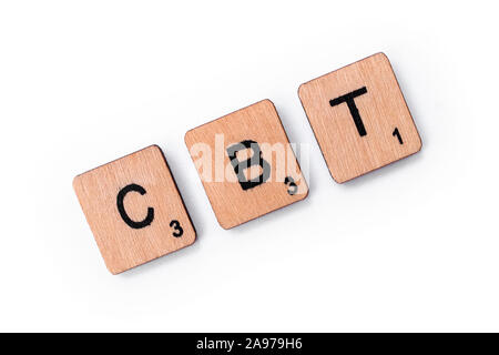 London, Regno Unito - 16 Giugno 2019: la sigla CBT - in piedi per la terapia comportamentale cognitiva, farro con lettera di piastrelle su uno sfondo bianco. CBT è Foto Stock
