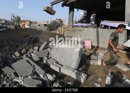 Rafah nella striscia di Gaza, Territori palestinesi. Xiii Nov, 2019. Palestinesi ispezionare la casa danneggiata distrutti in un attacco aereo israeliano a Rafah nel sud della striscia di Gaza Novembre 13, 2019 Credit: Abed Deeb/immagini APA/ZUMA filo/Alamy Live News Foto Stock