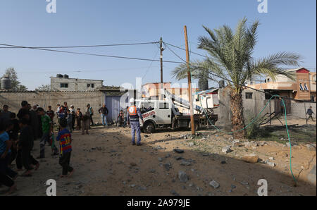 Rafah nella striscia di Gaza, Territori palestinesi. Xiii Nov, 2019. Palestinesi ispezionare la casa danneggiata distrutti in un attacco aereo israeliano a Rafah nel sud della striscia di Gaza Novembre 13, 2019 Credit: Abed Deeb/immagini APA/ZUMA filo/Alamy Live News Foto Stock