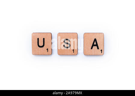 London, Regno Unito - 16 Giugno 2019: la sigla USA - comitato permanente per gli Stati Uniti d'America, farro con lettera in legno piastrelle su uno sfondo bianco. Foto Stock