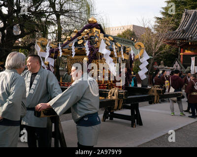 Golden Dragon Dance (Kinryu No Mai), Asakusa, Tokyo Foto Stock