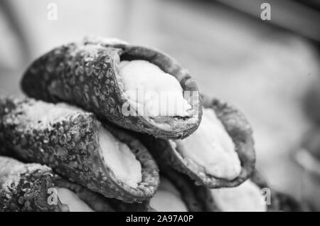 deliziose delizie italiane - piatto di canoli con panna fresca, frutta secca, pistacchio e cioccolato Foto Stock