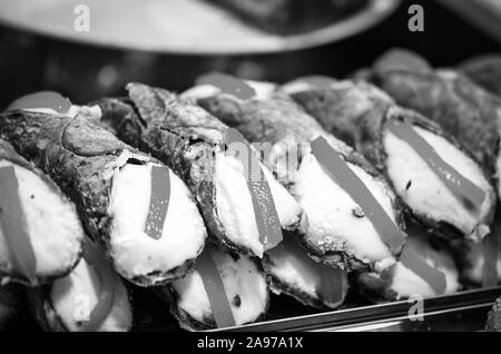 deliziose delizie italiane - piatto di canoli con panna fresca, frutta secca, pistacchio e cioccolato Foto Stock