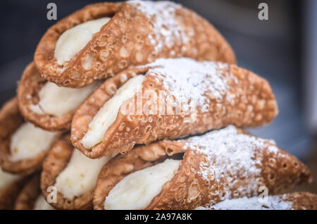 deliziose delizie italiane - piatto di canoli con panna fresca, frutta secca, pistacchio e cioccolato Foto Stock