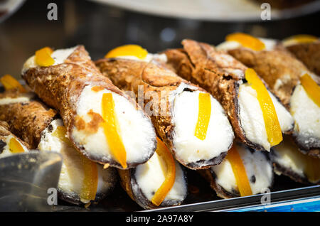 deliziose delizie italiane - piatto di canoli con panna fresca, frutta secca, pistacchio e cioccolato Foto Stock