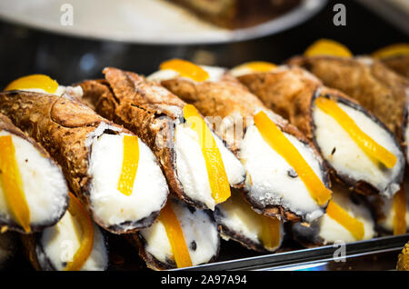 deliziose delizie italiane - piatto di canoli con panna fresca, frutta secca, pistacchio e cioccolato Foto Stock