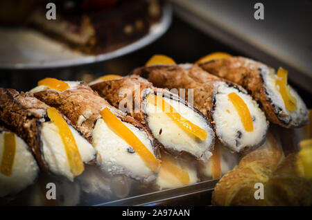 deliziose delizie italiane - piatto di canoli con panna fresca, frutta secca, pistacchio e cioccolato Foto Stock