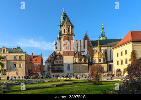 Cattedrale di Wawel nel castello reale complesso di Cracovia in Polonia a ora d'oro Foto Stock