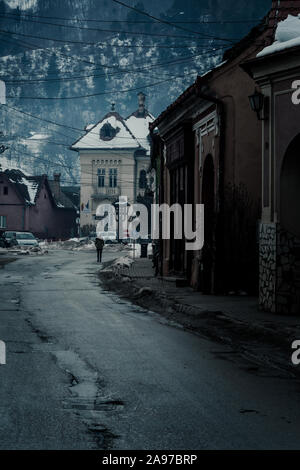 Predeal/Romania/ gennaio 28, 2019: bianco della neve tetto di un vecchio edificio pubblico alla base della montagna in inverno Foto Stock