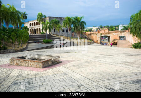 Vista di Alcazar de Colon (Alcazar di Colombo) e San Diego Gate a Plaza de Espana in zona coloniale della città di Santo Domingo, Repubblica Dominicana Foto Stock