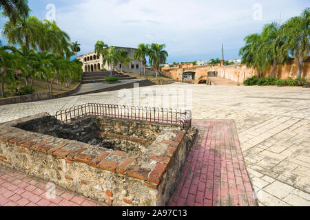 Vista di Alcazar de Colon (Alcazar di Colombo) e San Diego Gate a Plaza de Espana in zona coloniale della città di Santo Domingo, Repubblica Dominicana Foto Stock