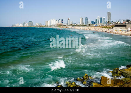 Vista lungo le spiagge di Tel Aviv con lo skyline della città in background Foto Stock