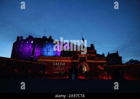 Edimburgo, Scozia, Regno Unito. 13 Nov 2019. Il Castello di Edimburgo lancia il castello di luce. Credito: ricca di Dyson/Alamy Live News Foto Stock