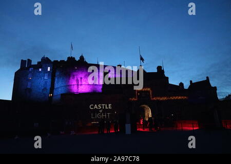 Edimburgo, Scozia, Regno Unito. 13 Nov 2019. Il Castello di Edimburgo lancia il castello di luce. Credito: ricca di Dyson/Alamy Live News Foto Stock
