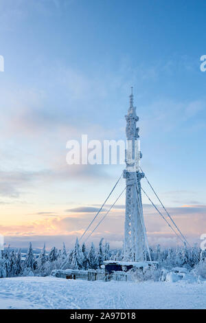 Icy cellular antenna della stazione di base coperti di neve. Sito di cella torre sulla montagna collina. Rete telefonica ricetrasmettitori e apparecchiature per la comunicazione su Foto Stock