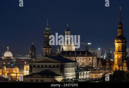 Dresden, Germania. Xiii Nov, 2019. La storica città vecchia paesaggi con l'accademia di belle arti e la sua cupola con l'angelo "Fama", la Ständehaus, la Hofkirche, il Frauenkirche, il Hausmannsturm e di fronte ad esso la Semperoper è illuminata di sera. (Scatti con una lunga esposizione) Credit: Robert Michael/dpa-Zentralbild/dpa/Alamy Live News Foto Stock