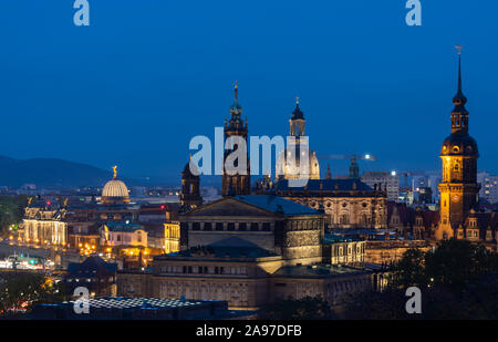 Dresden, Germania. Xiii Nov, 2019. La storica città vecchia paesaggi con l'accademia di belle arti e la sua cupola con l'angelo "Fama", la Ständehaus, la Hofkirche, il Frauenkirche, il Hausmannsturm e di fronte ad esso la Semperoper è illuminata di sera. (Scatti con una lunga esposizione) Credit: Robert Michael/dpa-Zentralbild/ZB/dpa/Alamy Live News Foto Stock