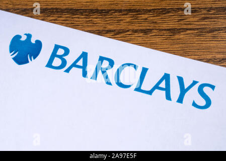 London, Regno Unito - 12 Marzo 2019: Il logo per la Barclays Bank raffigurata sul angolo di un foglietto informativo. Foto Stock