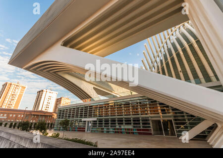 Oviedo, Spagna. Il Palacio de Congresos (Palazzo dei Congressi), progettato dall'architetto spagnolo Santiago Calatrava Foto Stock