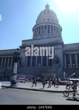 L'Avana, Cuba - Aprile 23, 2012: tipica scena di mattina vicino Capitolio - retro-taxi è in attesa per i clienti Foto Stock