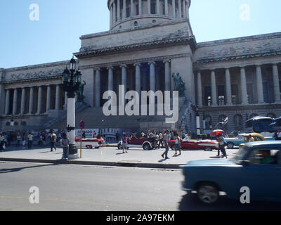 L'Avana, Cuba - Aprile 23, 2012: tipica scena di mattina vicino Capitolio - retro-taxi è in attesa per i clienti Foto Stock